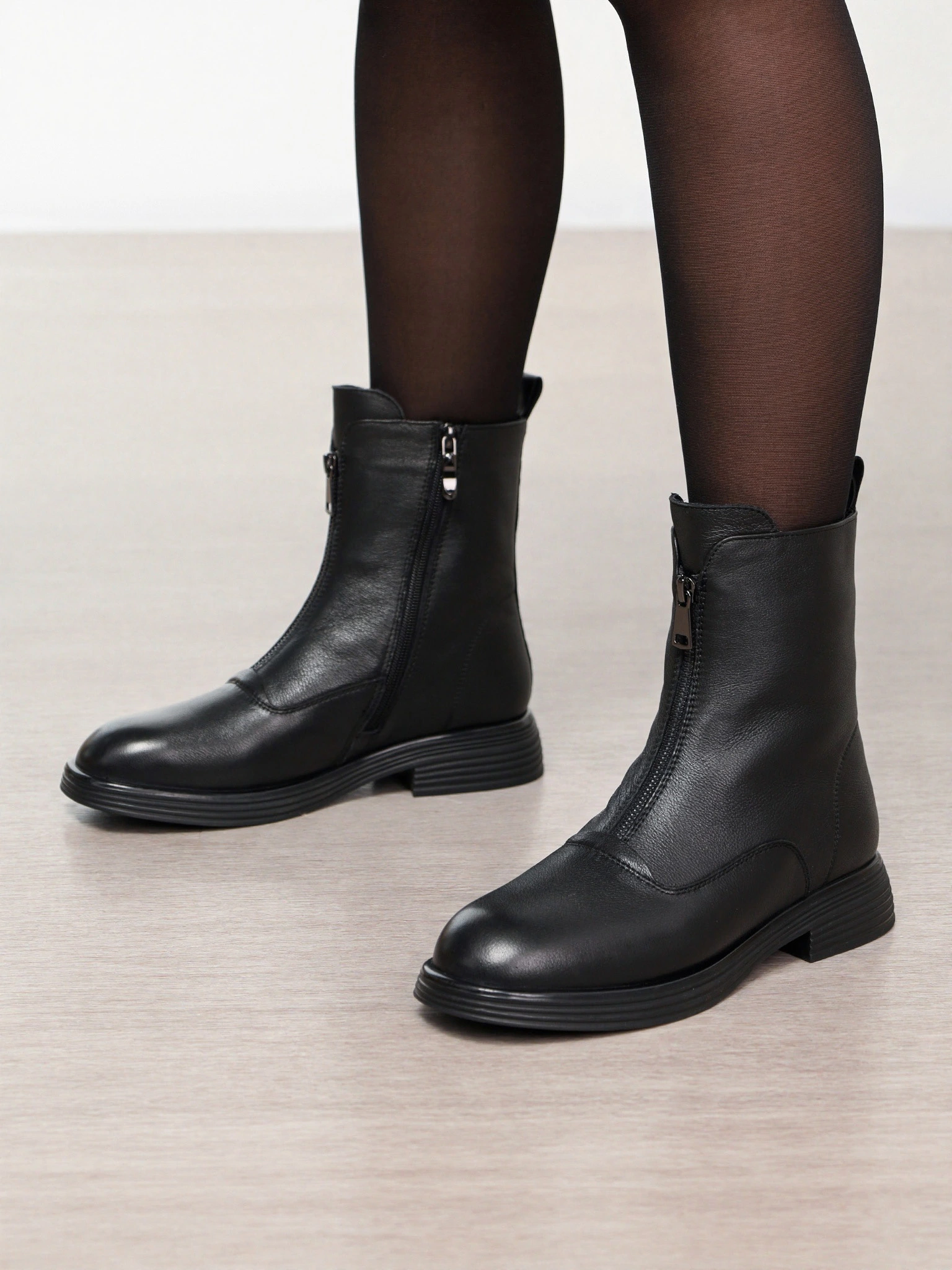 Ботинки черного цвета с декоративной молнией спереди